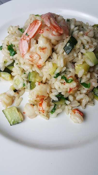 Risotto zucchine e gamberetti, una ricetta delicata e cremosa