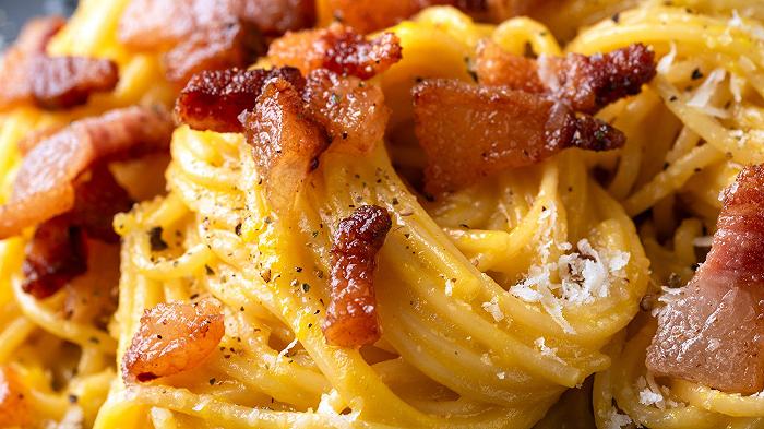 Spaghetti alla carbonara, la ricetta cremosa con il guanciale o la pancetta