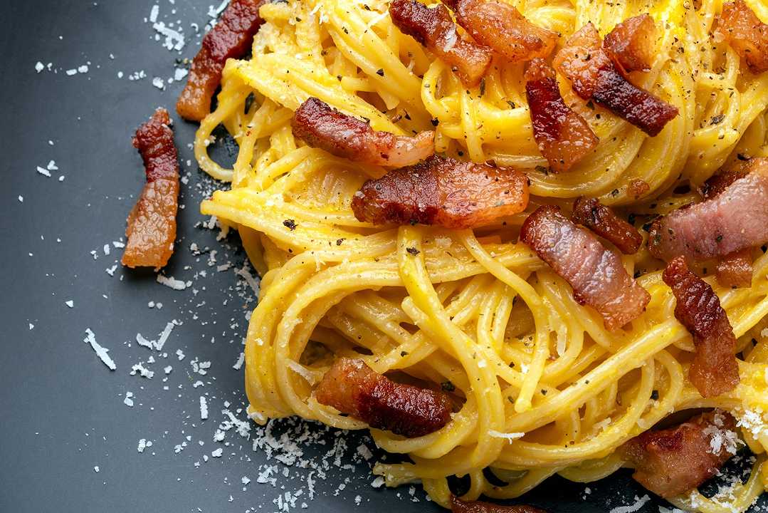 Spaghetti alla carbonara, la ricetta cremosa con il guanciale o la pancetta