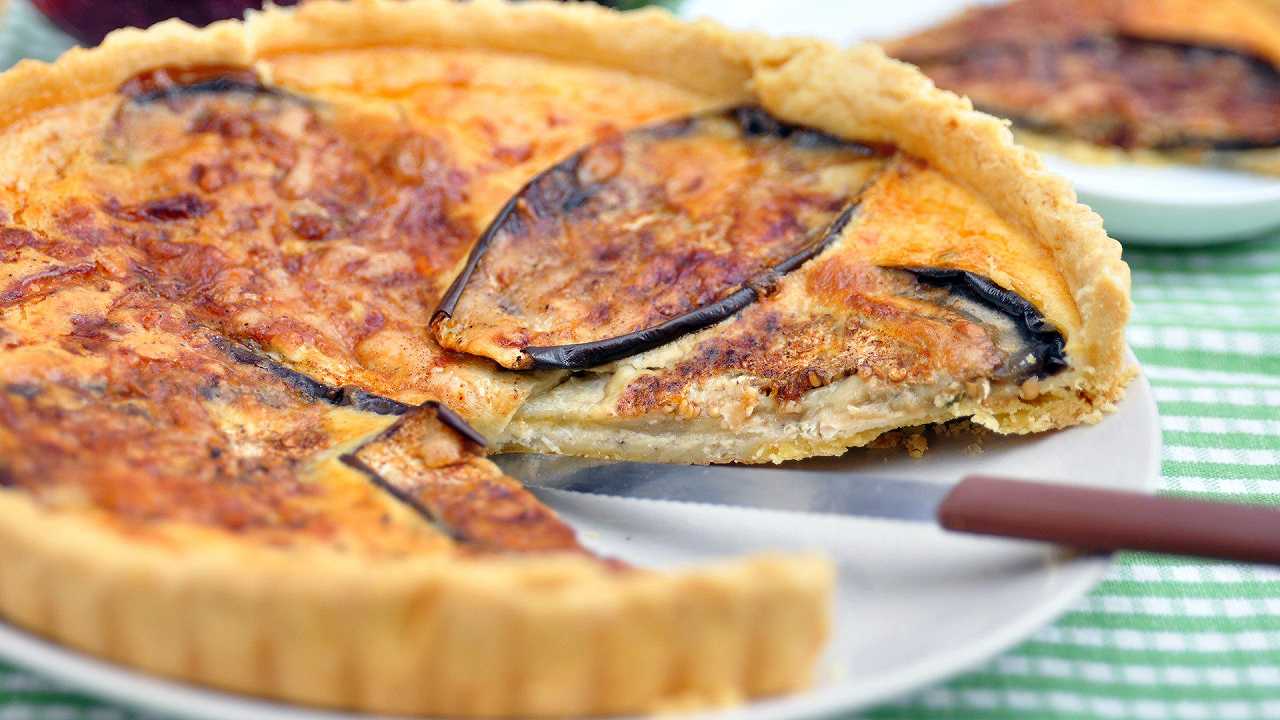 Torta salata con melanzane, la ricetta che non bada alle calorie