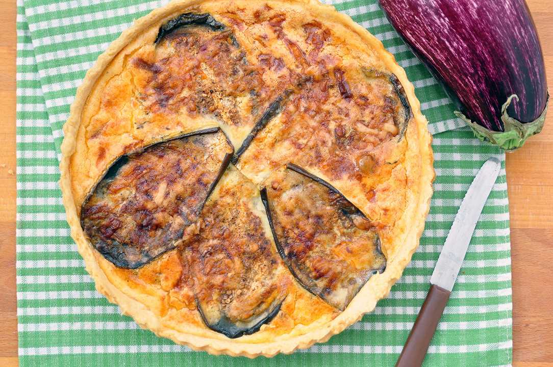 Torta salata con melanzane, la ricetta che non bada alle calorie