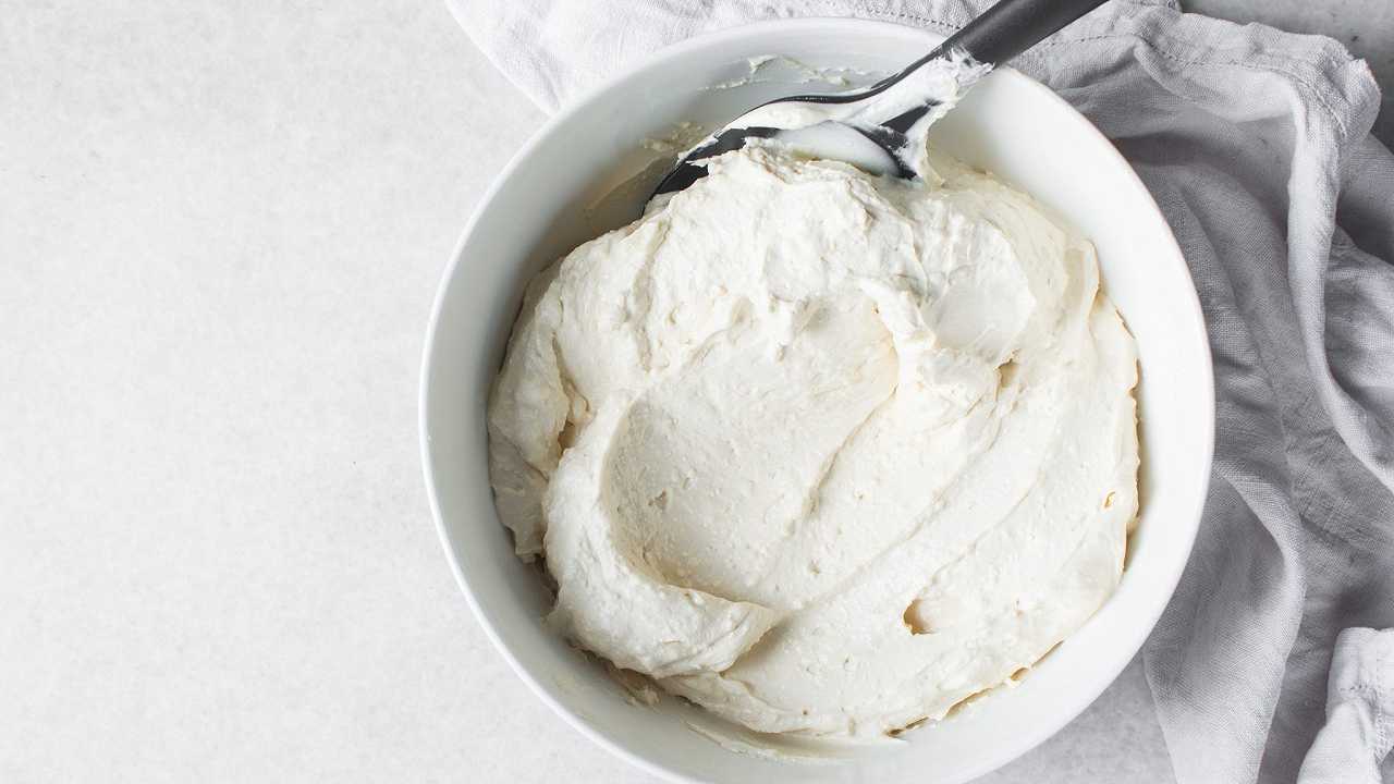 Yogurt greco: proprietà, benefici e come sceglierlo