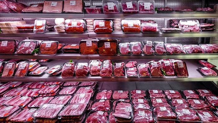 L’etichetta che cambia colore quando la carne scade: allora non abbiamo davvero capito nulla?