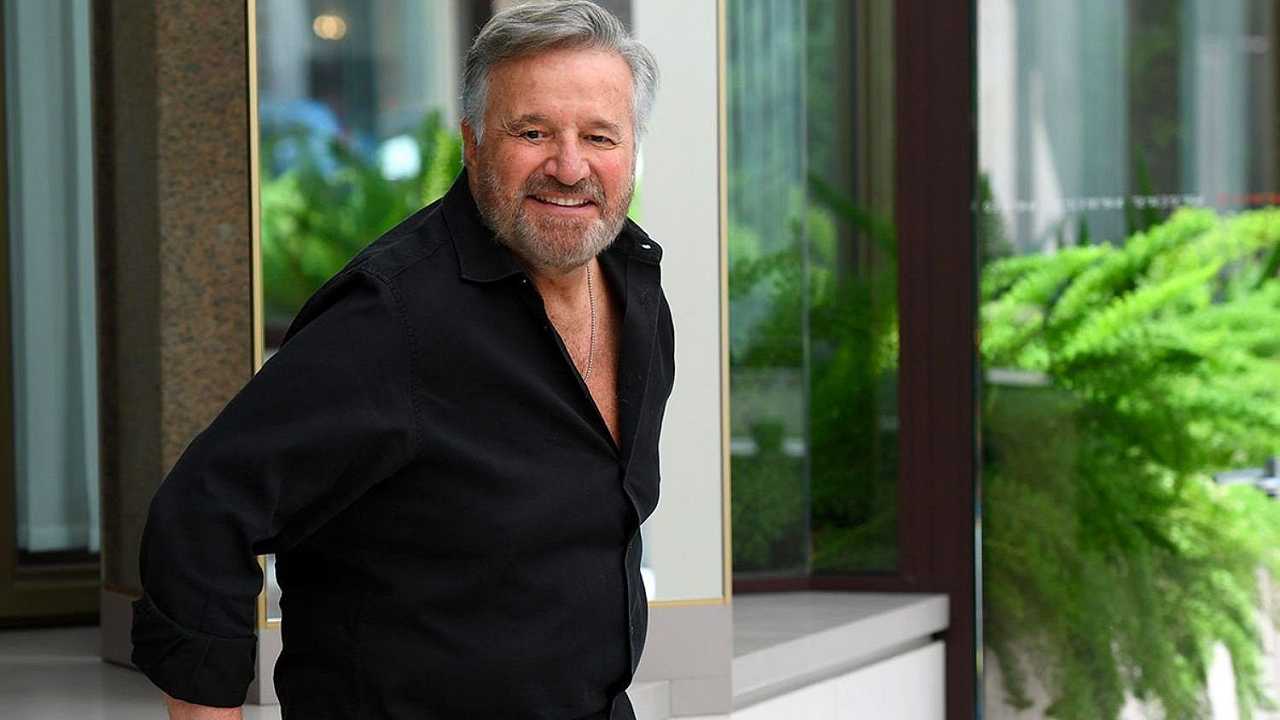 Christian De Sica e Carlo Cracco cucinano i testicoli del toro in tv