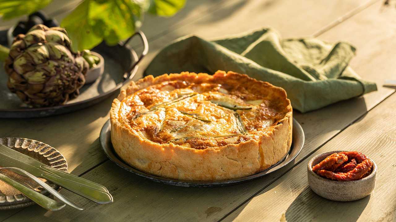 Torta salata con carciofi e ricotta, la ricetta alta e cremosa