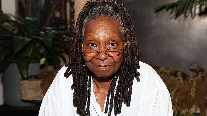 Whoopi Goldberg e la storia della torta di compleanno rifiutata “per motivi politici”