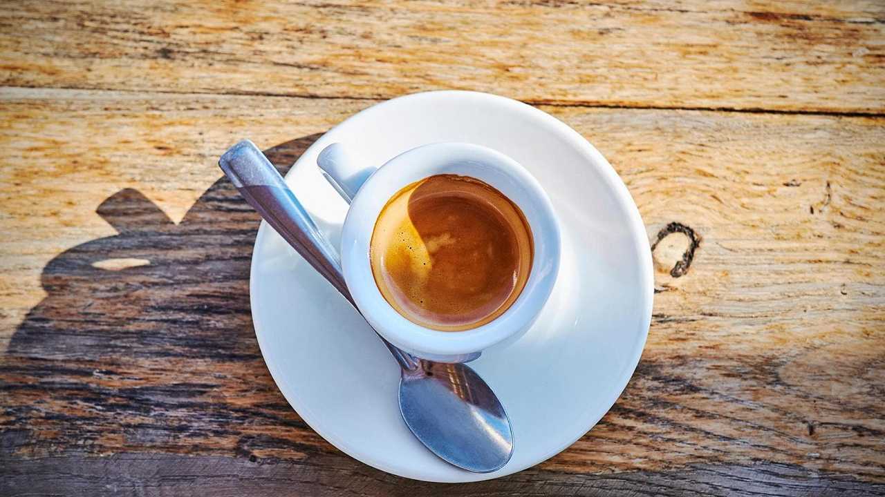 Ami molto il caffè? Forse è “colpa” di un batterio nel tuo intestino