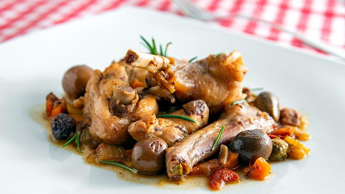 Coniglio alla cacciatora, la ricetta originale e la variante in bianco