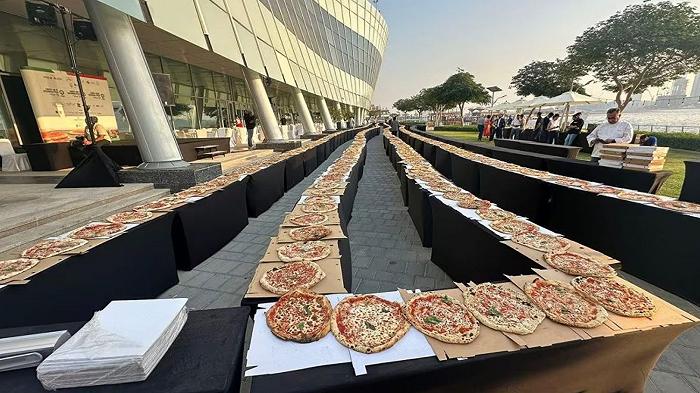 A Dubai hanno messo duemila pizze una in fila all’altra