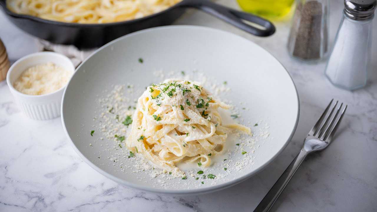 Fettuccine Alfredo, la ricetta originale della pasta cremosa che piace agli americani