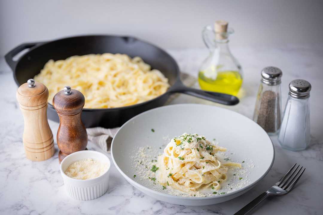 Fettuccine Alfredo, la ricetta originale della pasta cremosa che piace agli americani