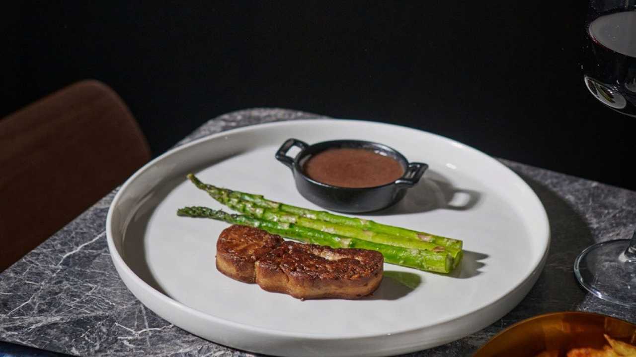 Il foie gras coltivato debutta a Hong Kong, e da noi si parla ancora di “cibo sintetico”