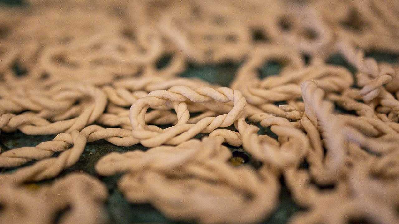 Lorighittas, la preziosa pasta tradizionale sarda che vale il suo tempo: storia, ricette e abbinamenti