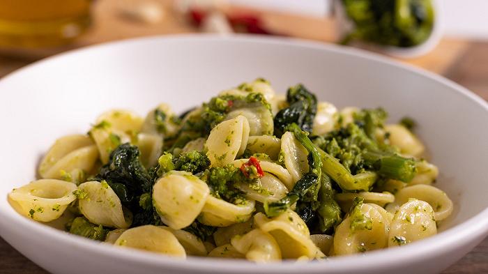 Orecchiette con cime di rapa, la ricetta e le varianti