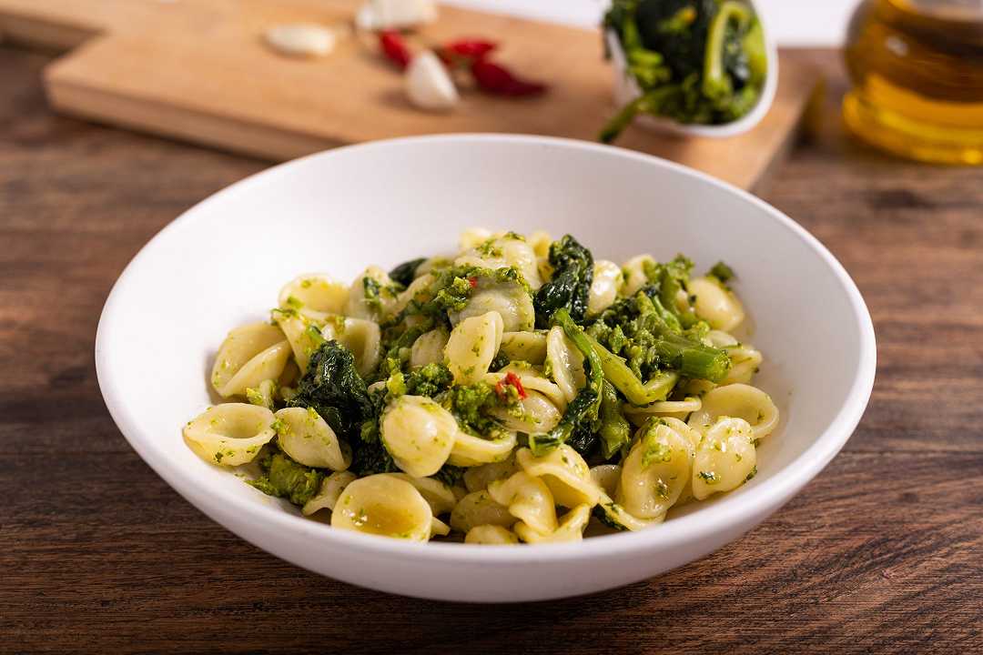 Orecchiette con cime di rapa, la ricetta e le varianti