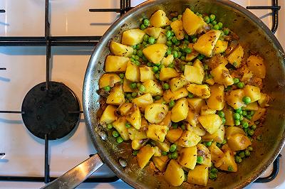 Preparate il ripieno per i samosa