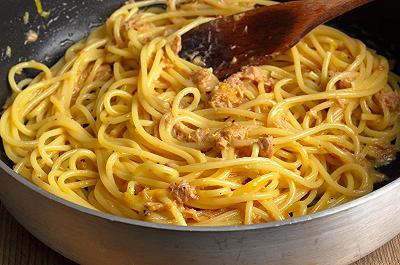 Condite la pasta tonno e limone in padella