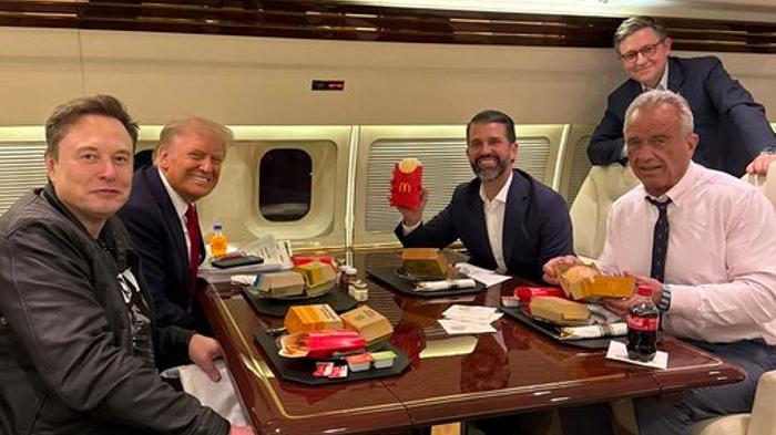 Trump, Musk e Kennedy Jr a cena sull’aereo presidenziale: “L’America la rendiamo sana domani”