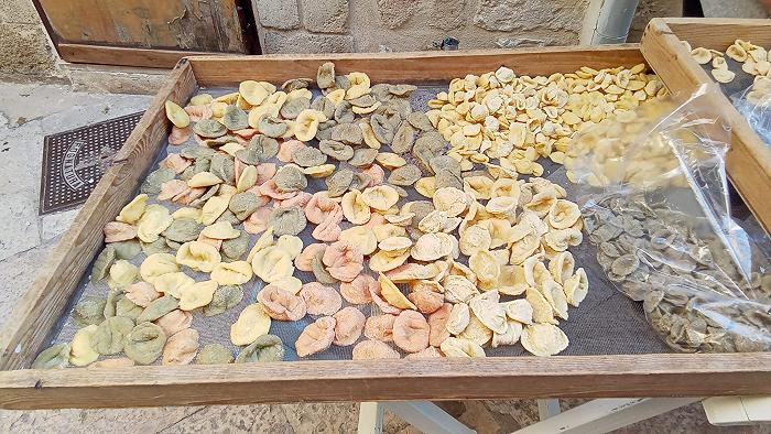 Nuovo round della guerra delle orecchiette a Bari: tradizione da tutelare o commercio abusivo?