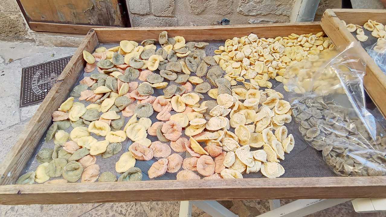 Nuovo round della guerra delle orecchiette a Bari: tradizione da tutelare o commercio abusivo?