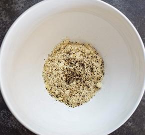 Grattugiate il pecorino e macinate il pepe