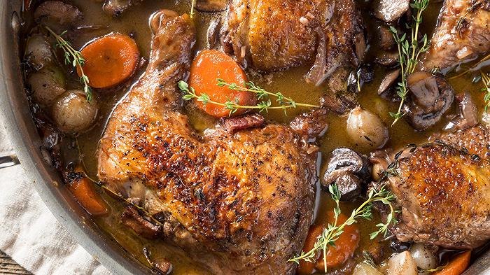 Coq au vin, la ricetta originale francese del pollo al vino rosso