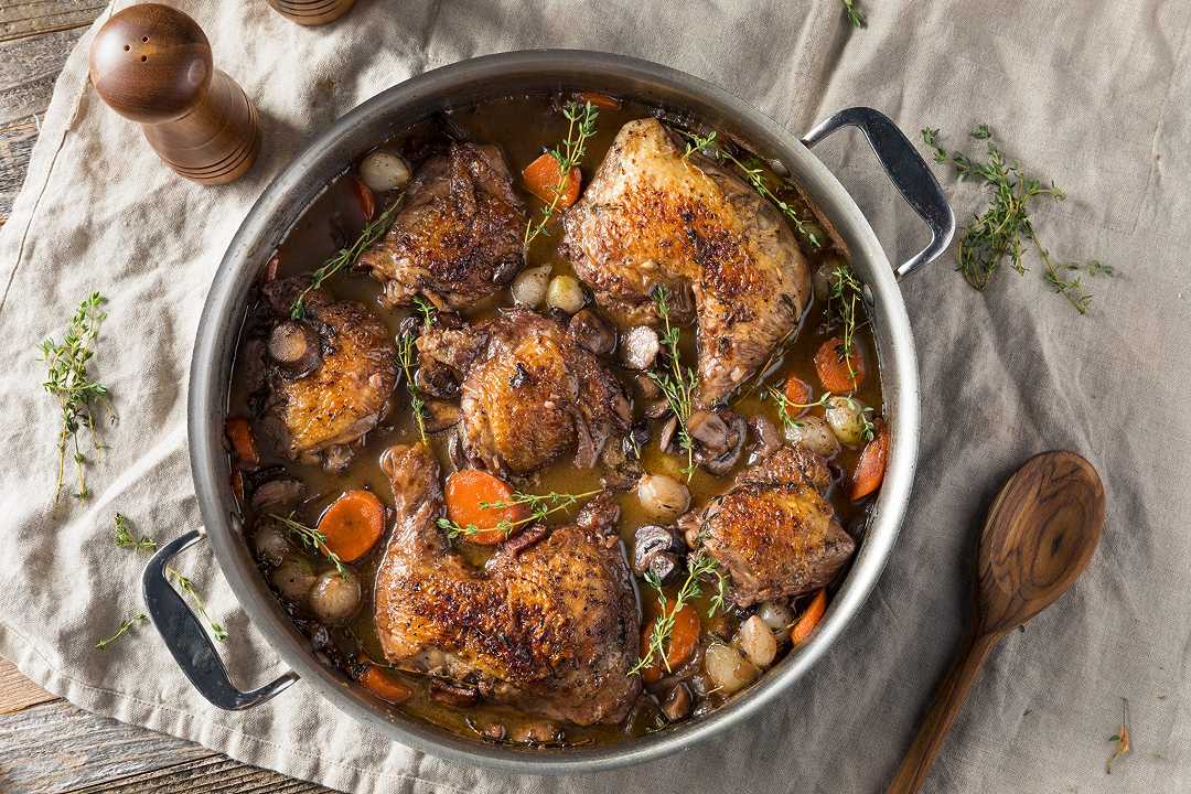 Coq au vin, la ricetta originale francese del pollo al vino rosso