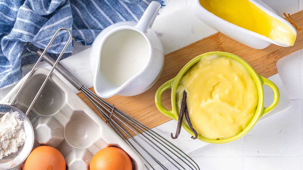 Crema inglese, la ricetta della crema morbida alla vaniglia senza grumi