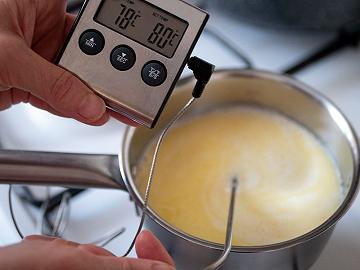 Cuocete la crema inglese
