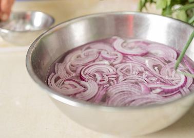 Tagliate e condite i vegetali