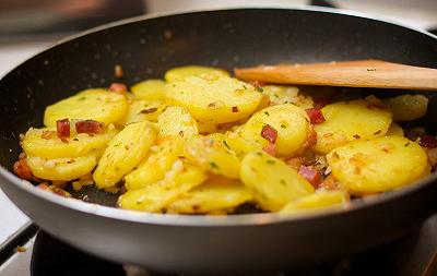 Disponete gli strati per la tartiflette