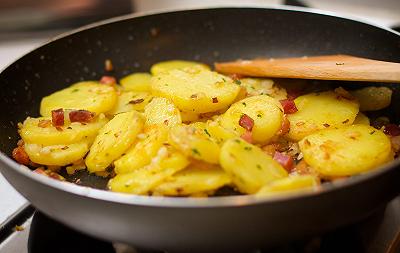 Disponete gli strati per la tartiflette