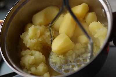 Cuocete e schiacciate le patate