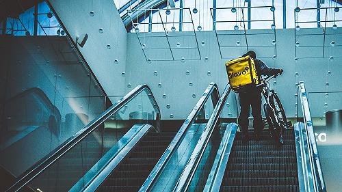 Perché non riusciamo a farci carico del problema sociale dei rider