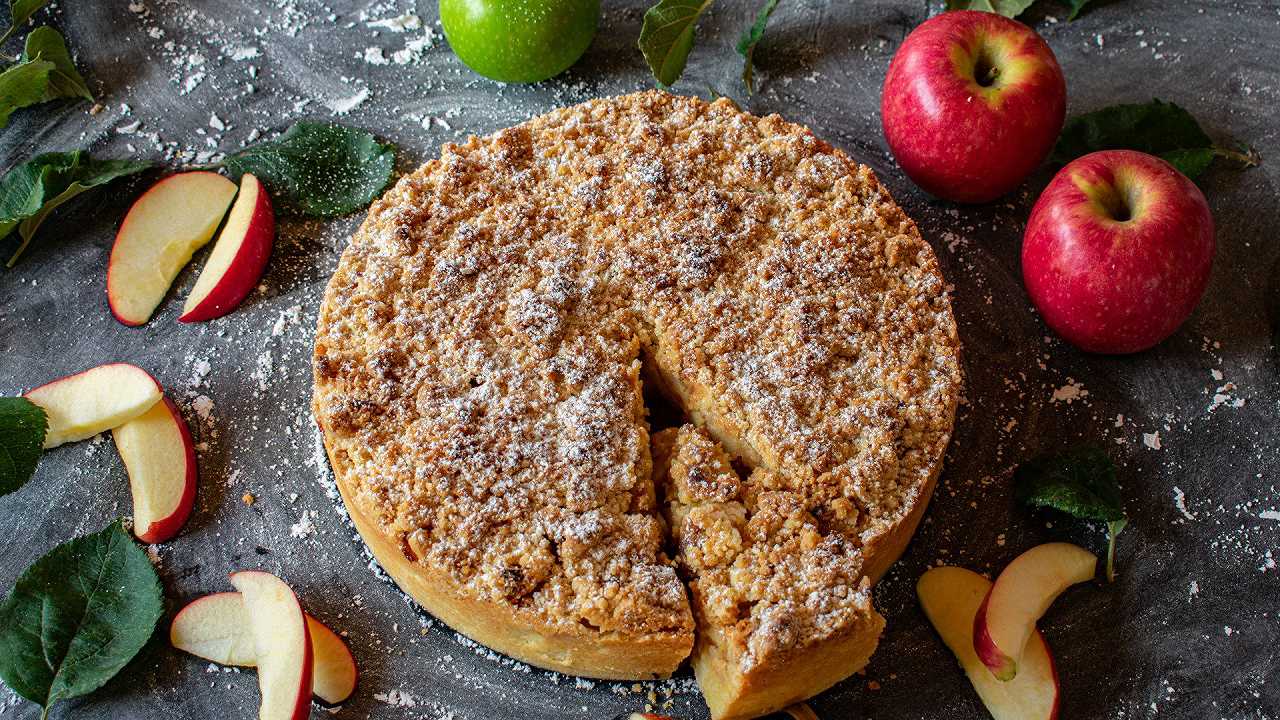 Sbriciolata di mele, la ricetta della torta croccante fuori e morbida dentro