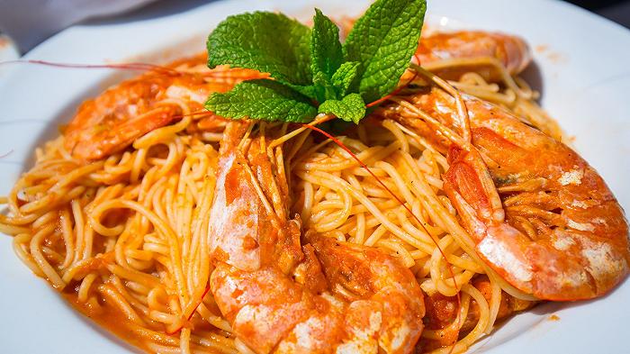 Spaghetti con gamberoni, la ricetta cremosa e la variante in bianco