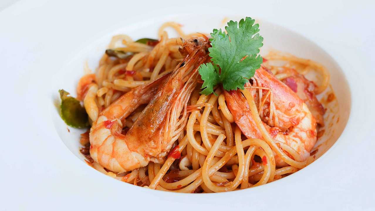 Spaghetti con gamberoni, la ricetta cremosa e la variante in bianco