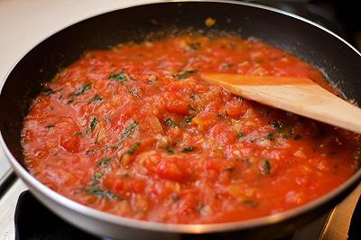Cuocete la salsa di pomodoro e aggiungete le triglie