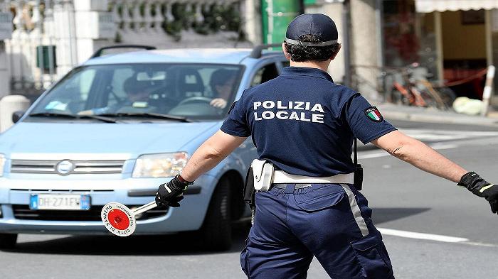 Lassativi al ristorante per sindaci, assessori e poliziotti: ora si indaga