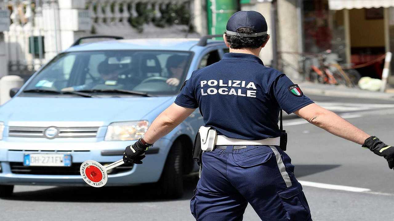 Lassativi al ristorante per sindaci, assessori e poliziotti: ora si indaga