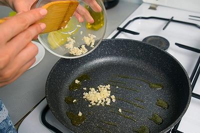 Saltate aglio, peperoncino e acciughe