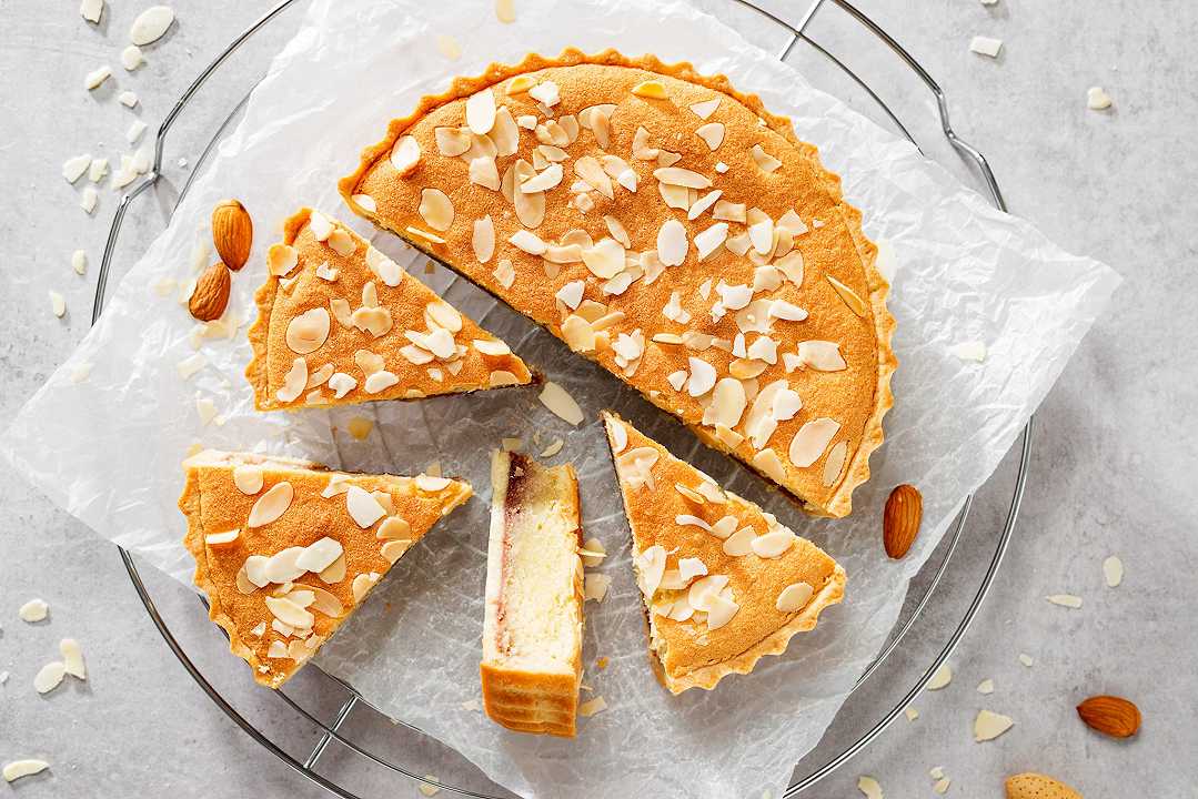 Crostata frangipane, la ricetta per farla morbida e i consigli per variarla sempre