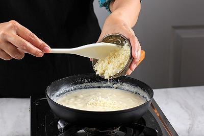 Preparate la fonduta e condite gli gnocchi