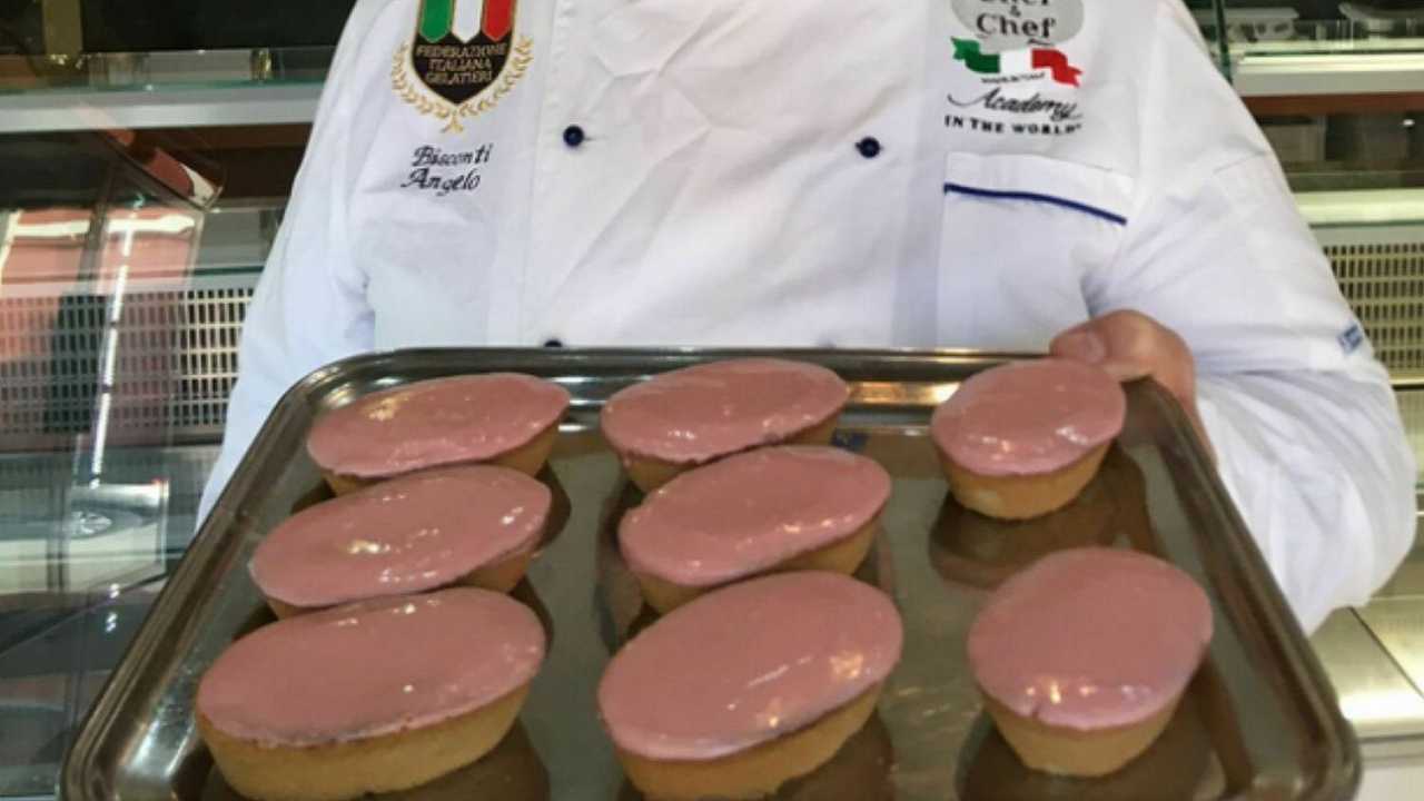 Dopo il pasticciotto nero di Obama, a Campi Salentina arriva il fruttone rosa per il Giro d’Italia