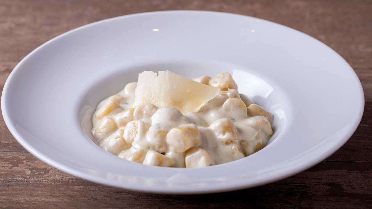 Gnocchi alla bava, la ricetta originale con la fonduta di fontina