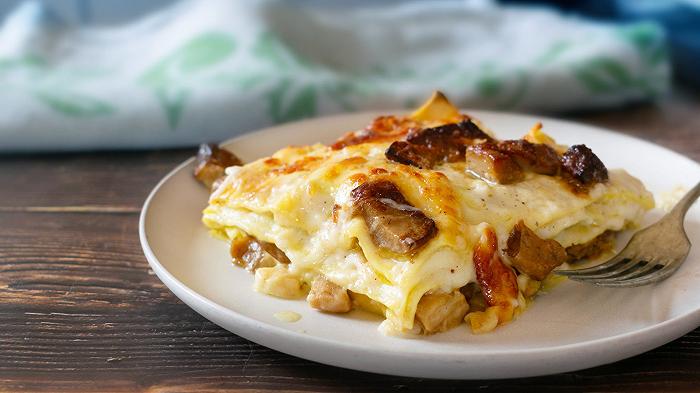 Lasagne ai funghi, la ricetta per farle cremose con o senza besciamella