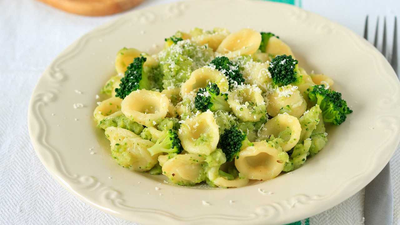 Orecchiette con broccoli, la ricetta per farle cremose