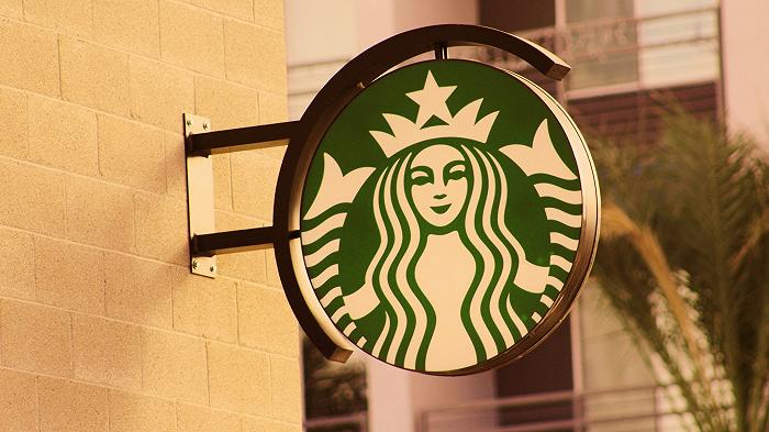 Il nuovo CEO di Starbucks ha deciso che chiuderà tutti gli store USA per tre ore