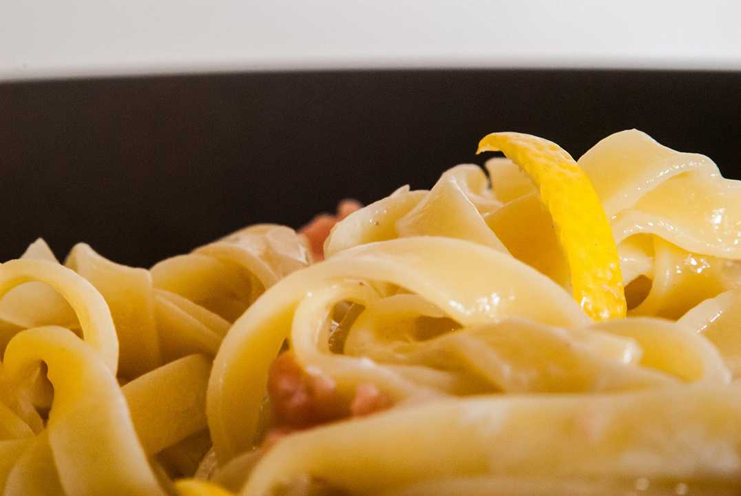 Tagliolini al salmone, la ricetta per farli cremosi con e senza panna