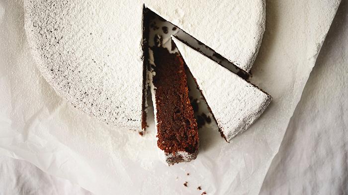 Torta caprese, la ricetta originale al cioccolato dalla consistenza morbida